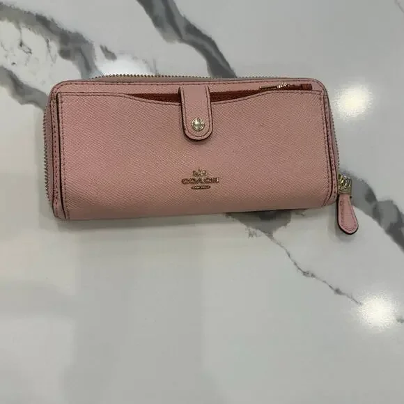 Coach Colorblock
Multifunctional Wallet
F25967 Blush/Terracotta - Picture 3 of 15